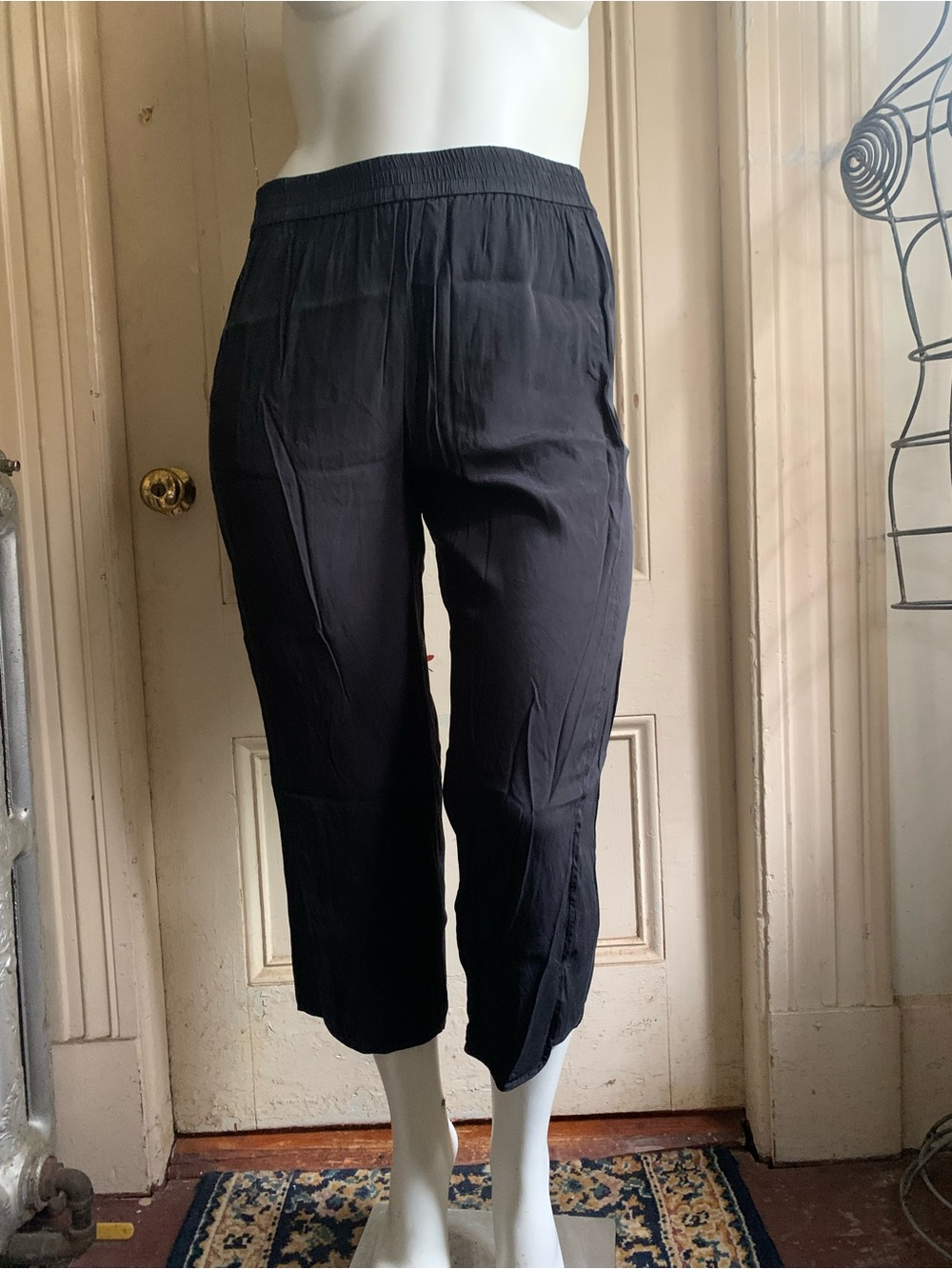 Universal Standard Black Elastic-Waist Cupro Cropped Pants